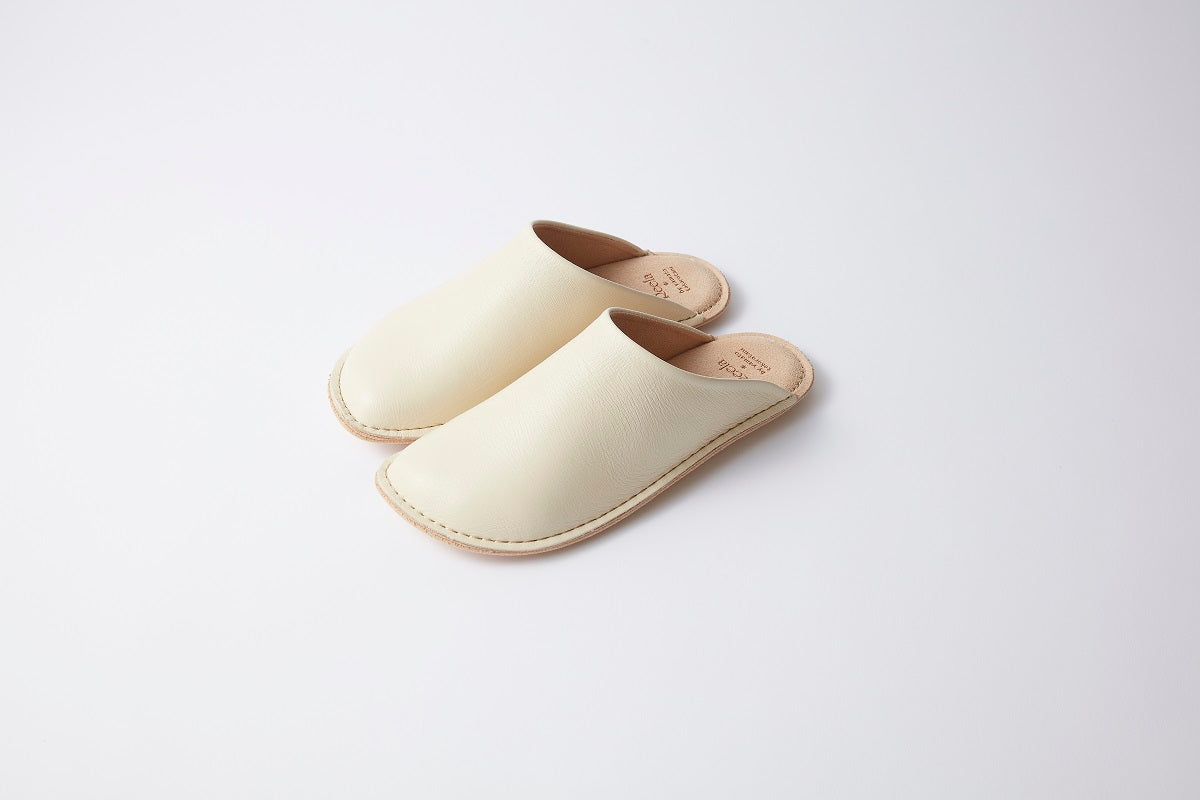 素足を包み込む本革ルームシューズ「Reela(リーラ)」