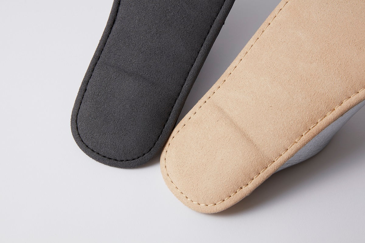素足を包み込む本革ルームシューズ「Reela(リーラ)」