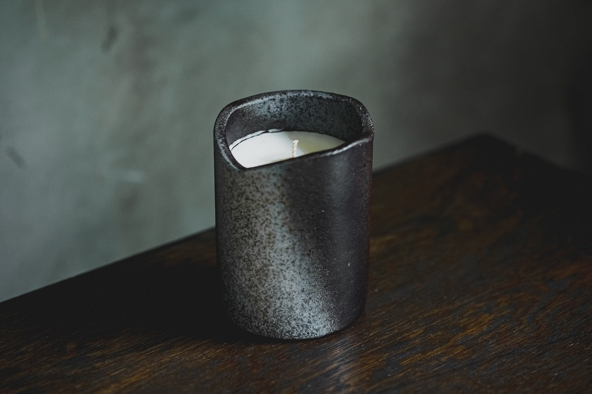 「豊かな表情」を持つ信楽焼のアロマキャンドルー風狂ー