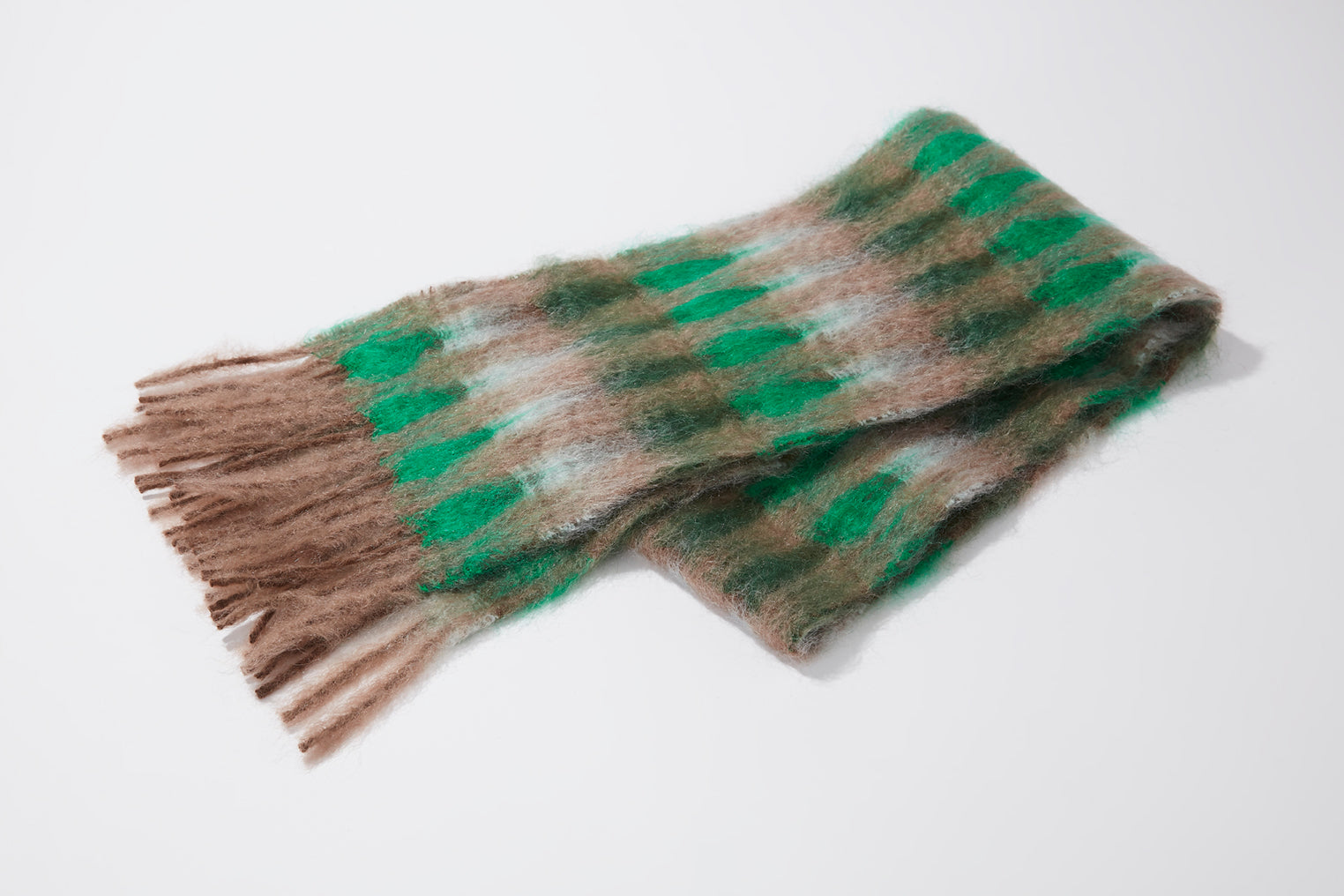 寒い季節に寄り添うふわふわのモヘアマフラー