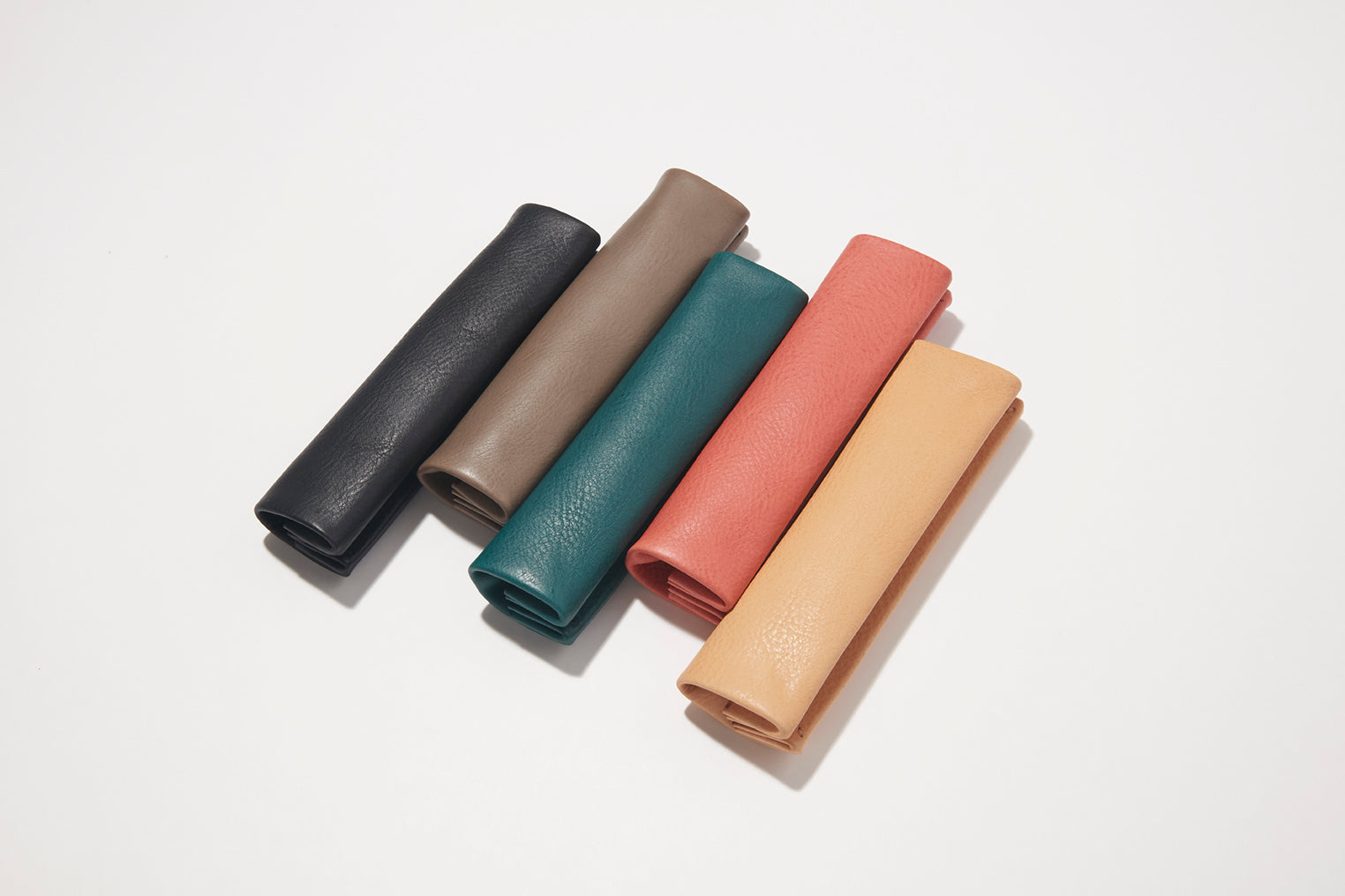 トレイに変身するミニマルなペンケース「ドリット ペン ロール」