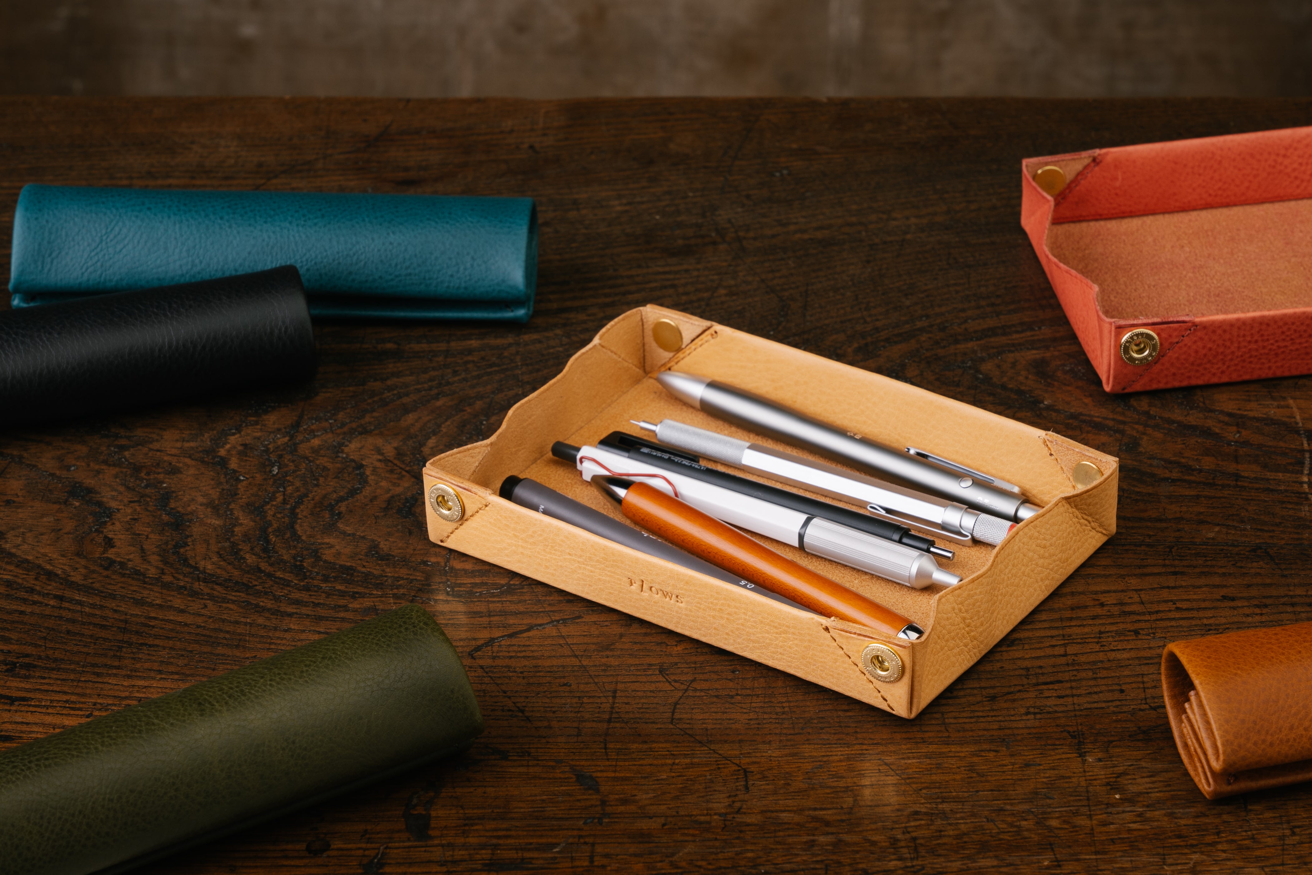 トレイに変身するミニマルなペンケース「ドリット ペン ロール」