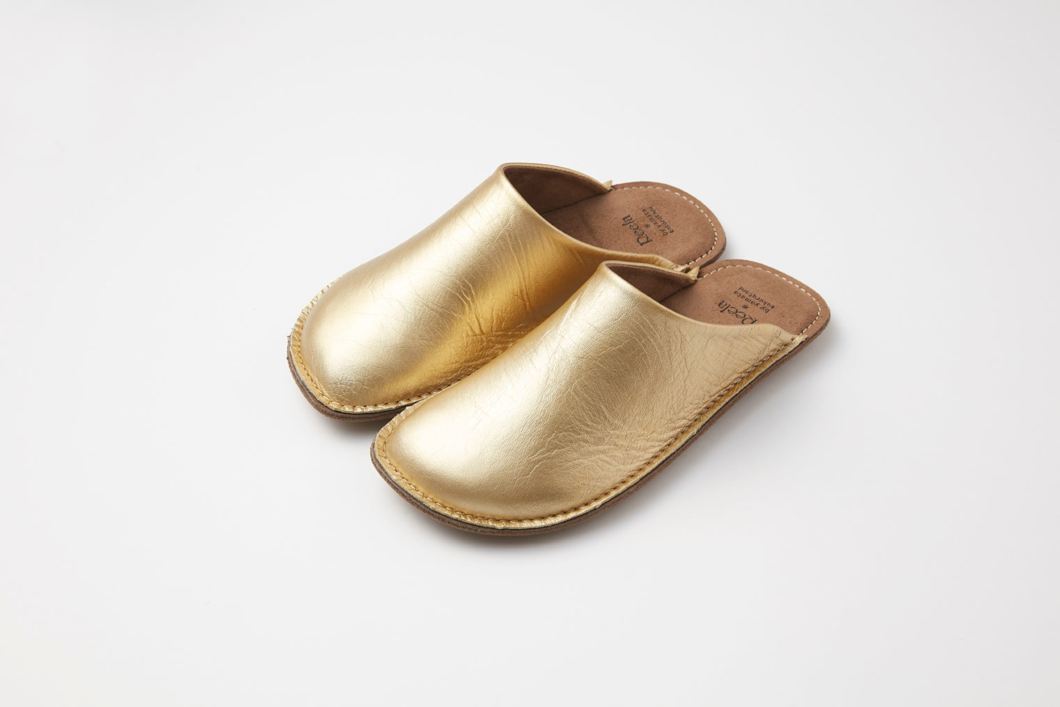 素足を包み込む本革ルームシューズ「Reela(リーラ)」
