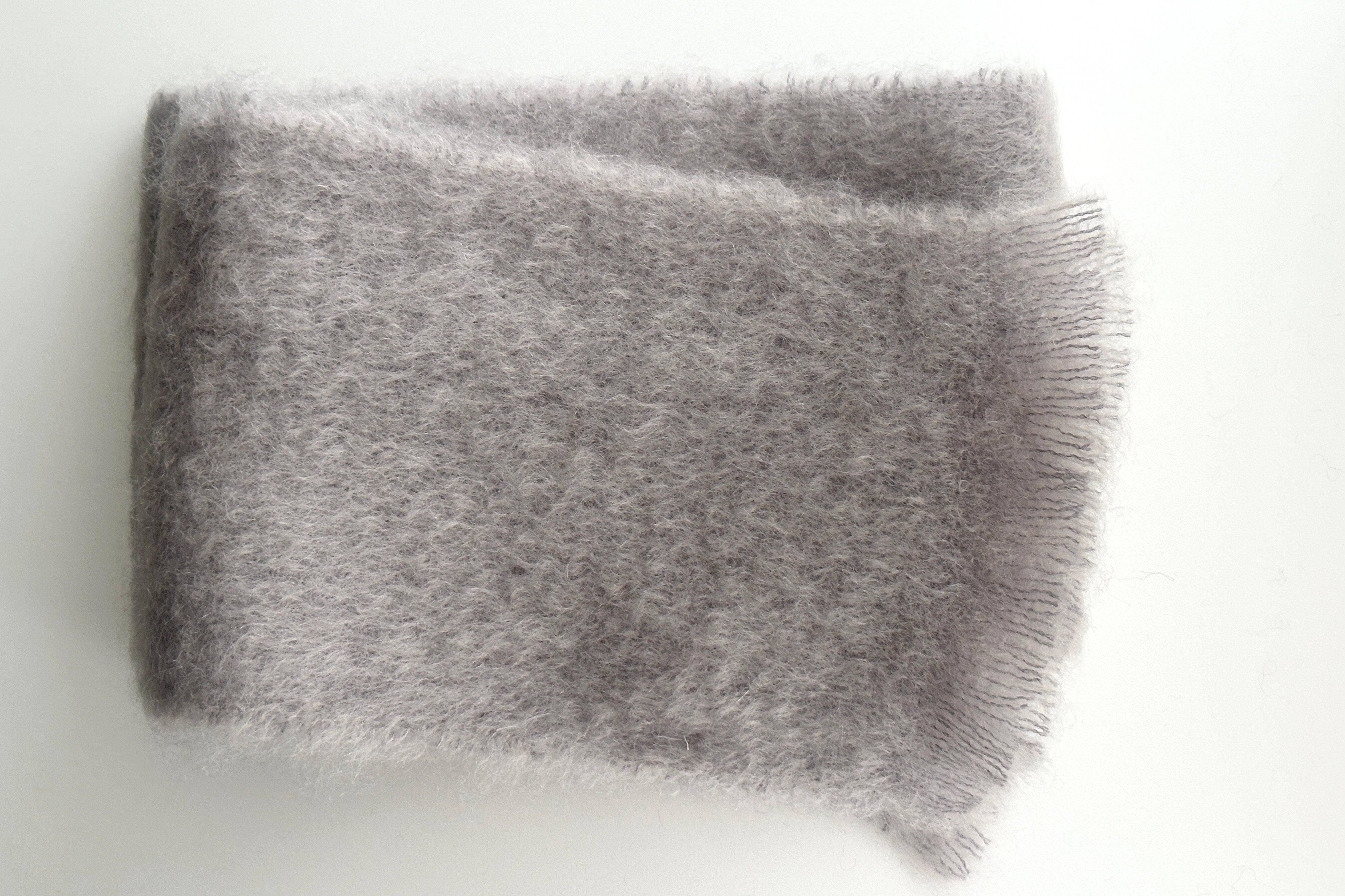 寒い季節に寄り添うふわふわのモヘアマフラー