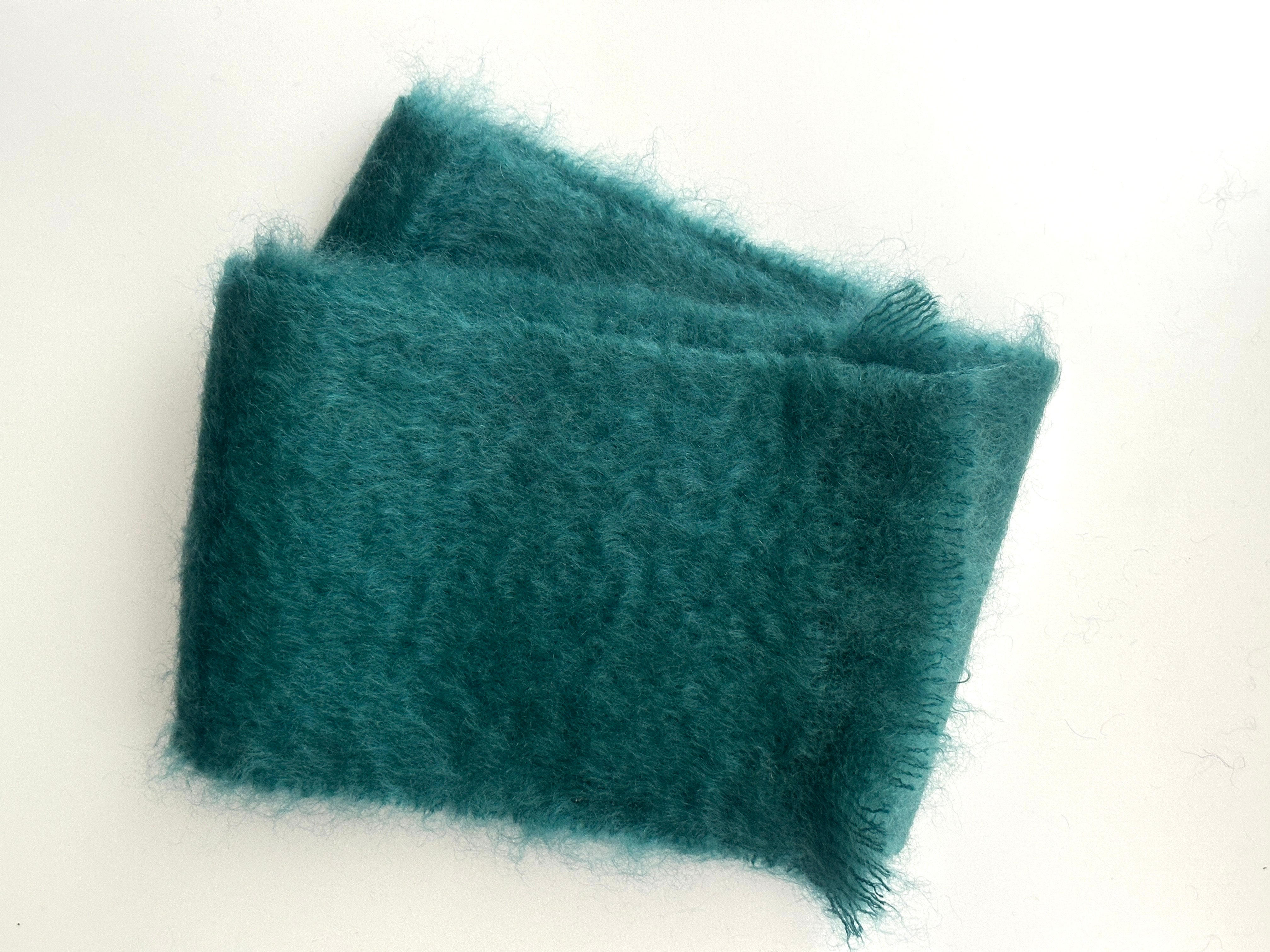 寒い季節に寄り添うふわふわのモヘアマフラー