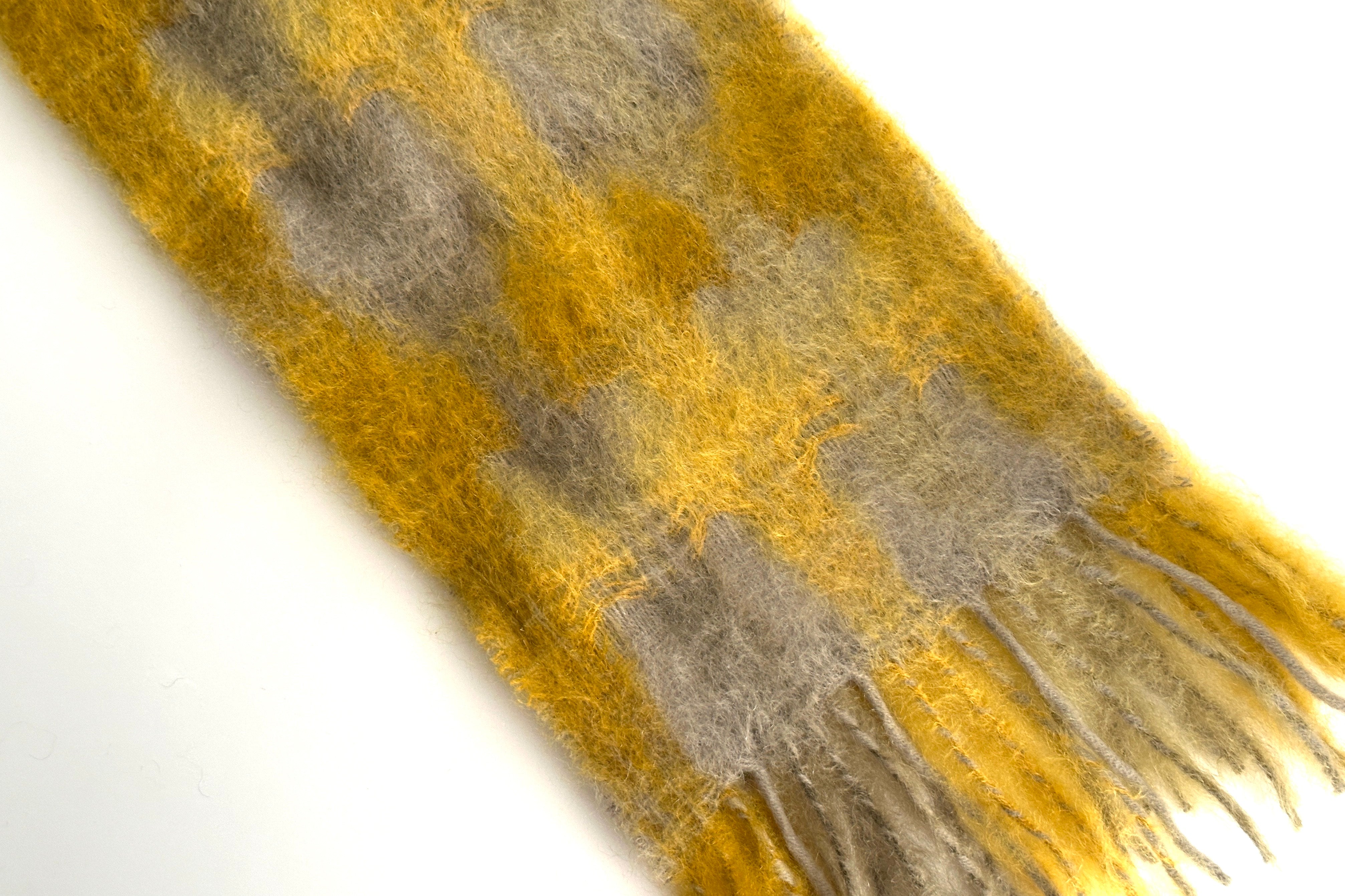 寒い季節に寄り添うふわふわのモヘアマフラー