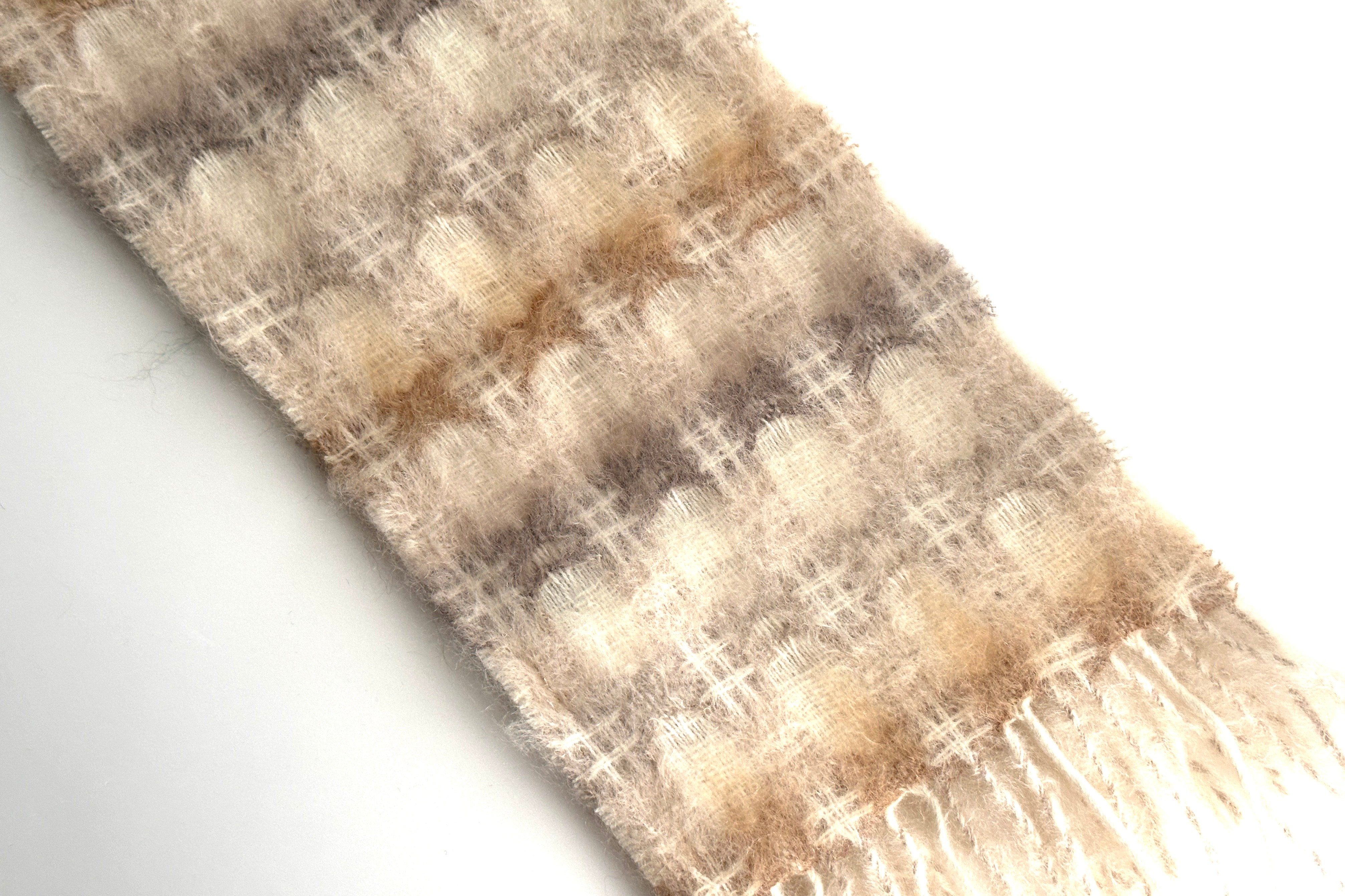 寒い季節に寄り添うふわふわのモヘアマフラー