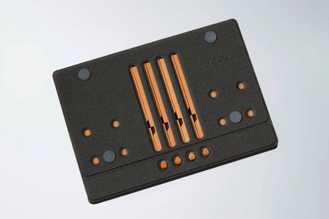 木のぬくもり溢れるPCスタンド「組格子」