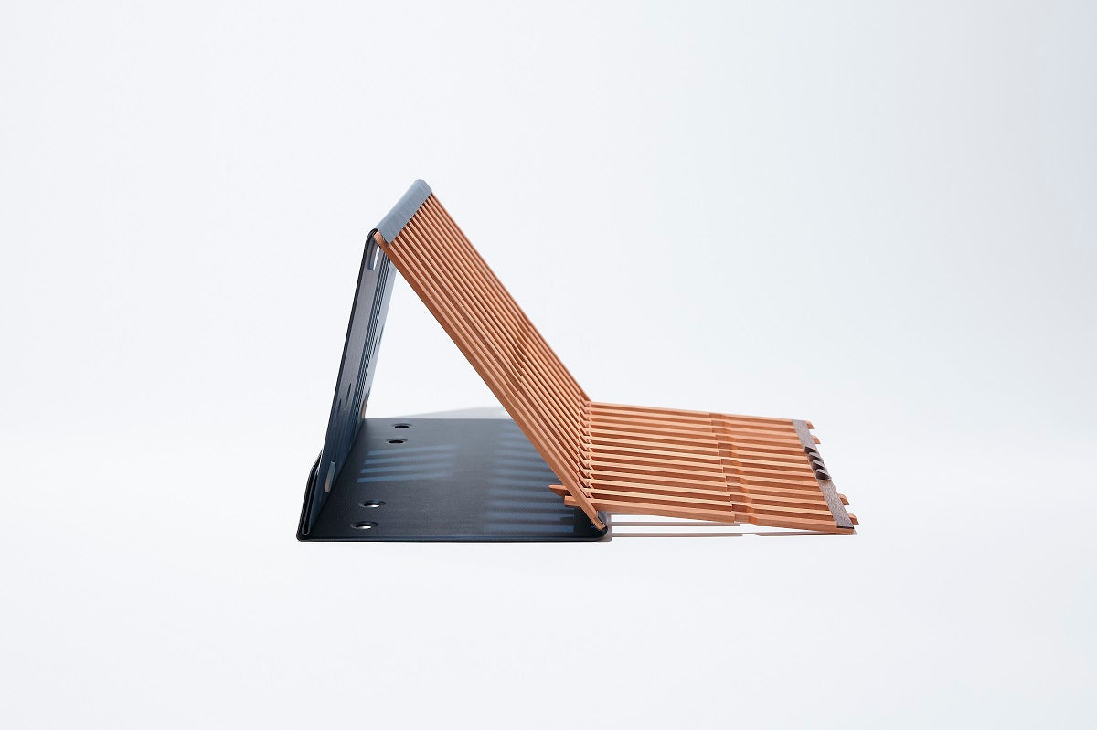 木のぬくもり溢れるPCスタンド「組格子」