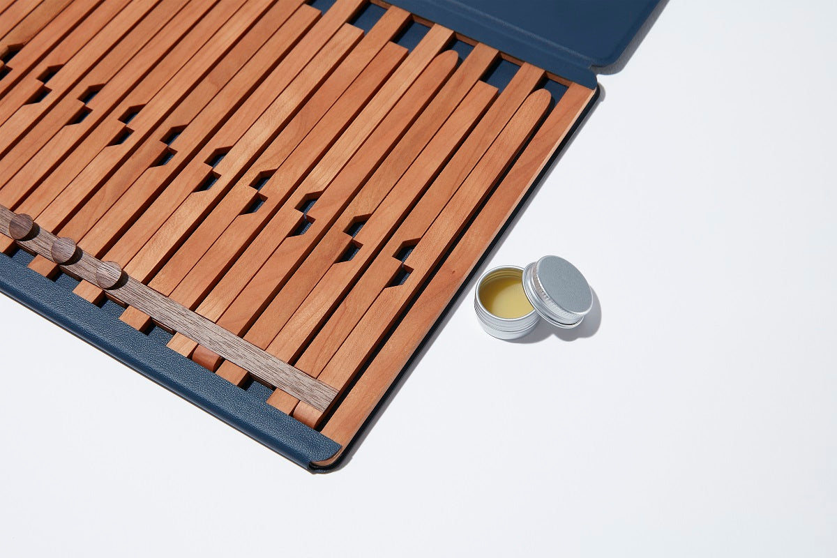 木のぬくもり溢れるPCスタンド「組格子」