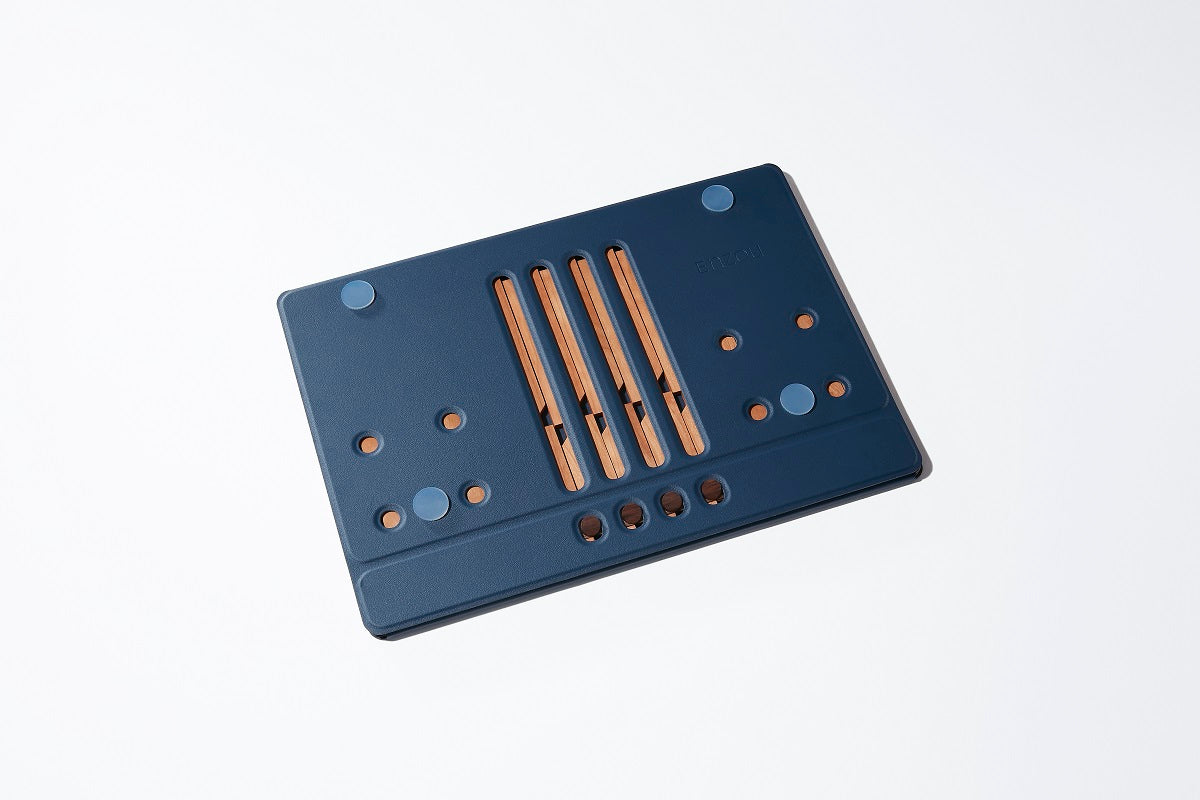 木のぬくもり溢れるPCスタンド「組格子」