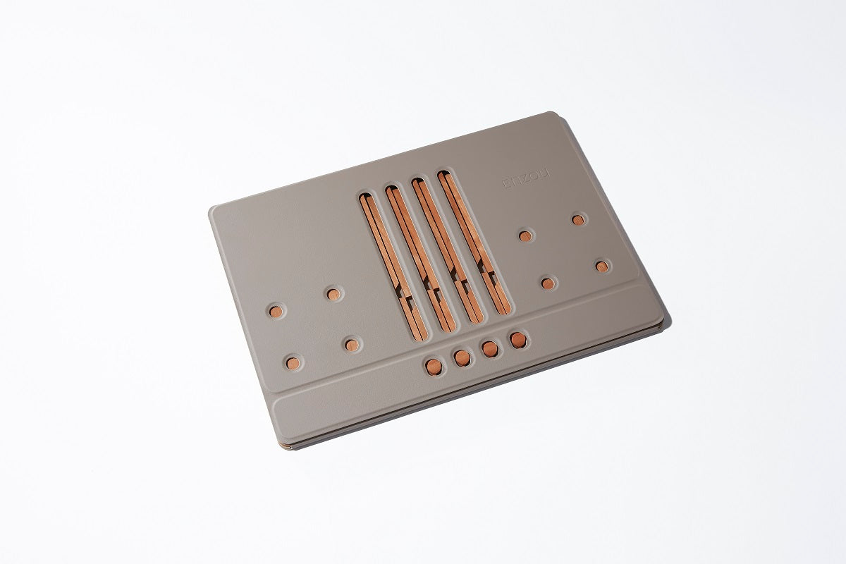 木のぬくもり溢れるPCスタンド「組格子」