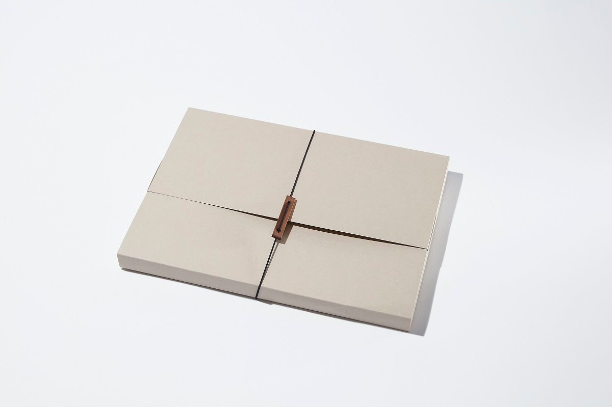 木のぬくもり溢れるPCスタンド「組格子」