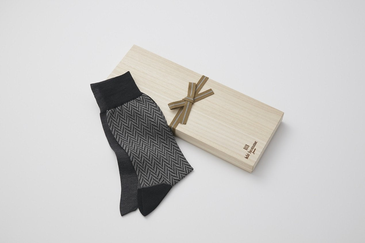 idē homme シルク素材のソックス<桐箱入り2足セット>