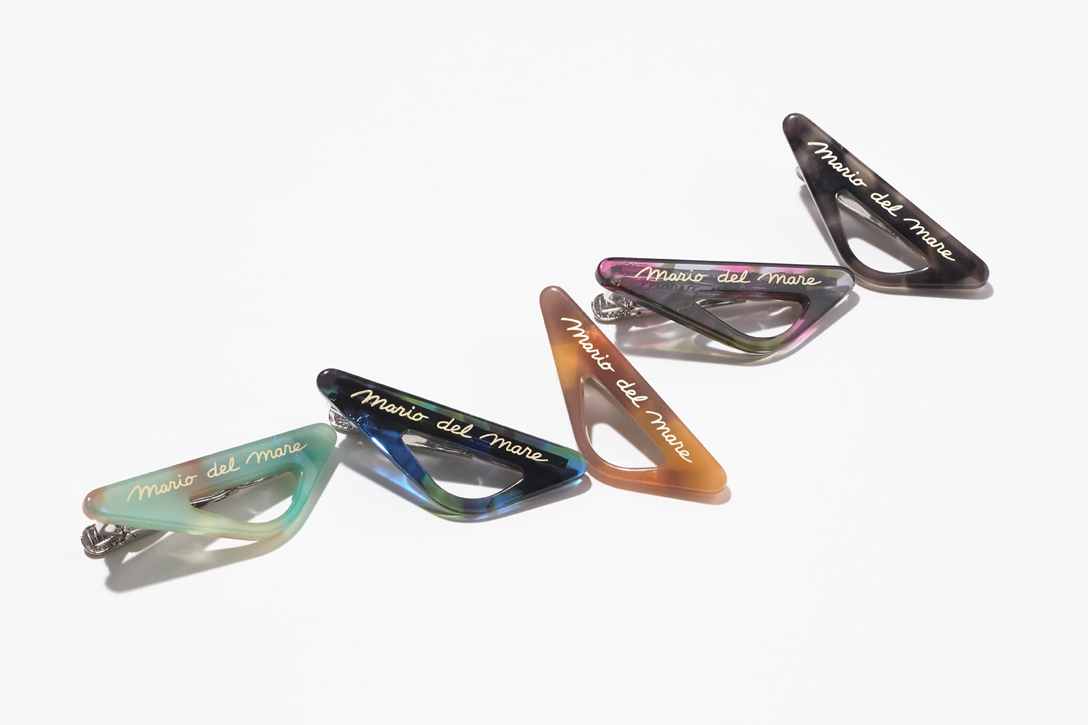 メガネを“着る”という発想。建築家がつくったミニマルなメガネホルダー