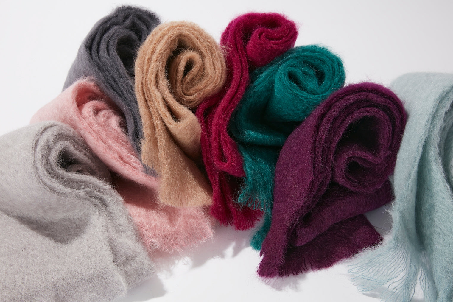 寒い季節に寄り添うふわふわのモヘアマフラー