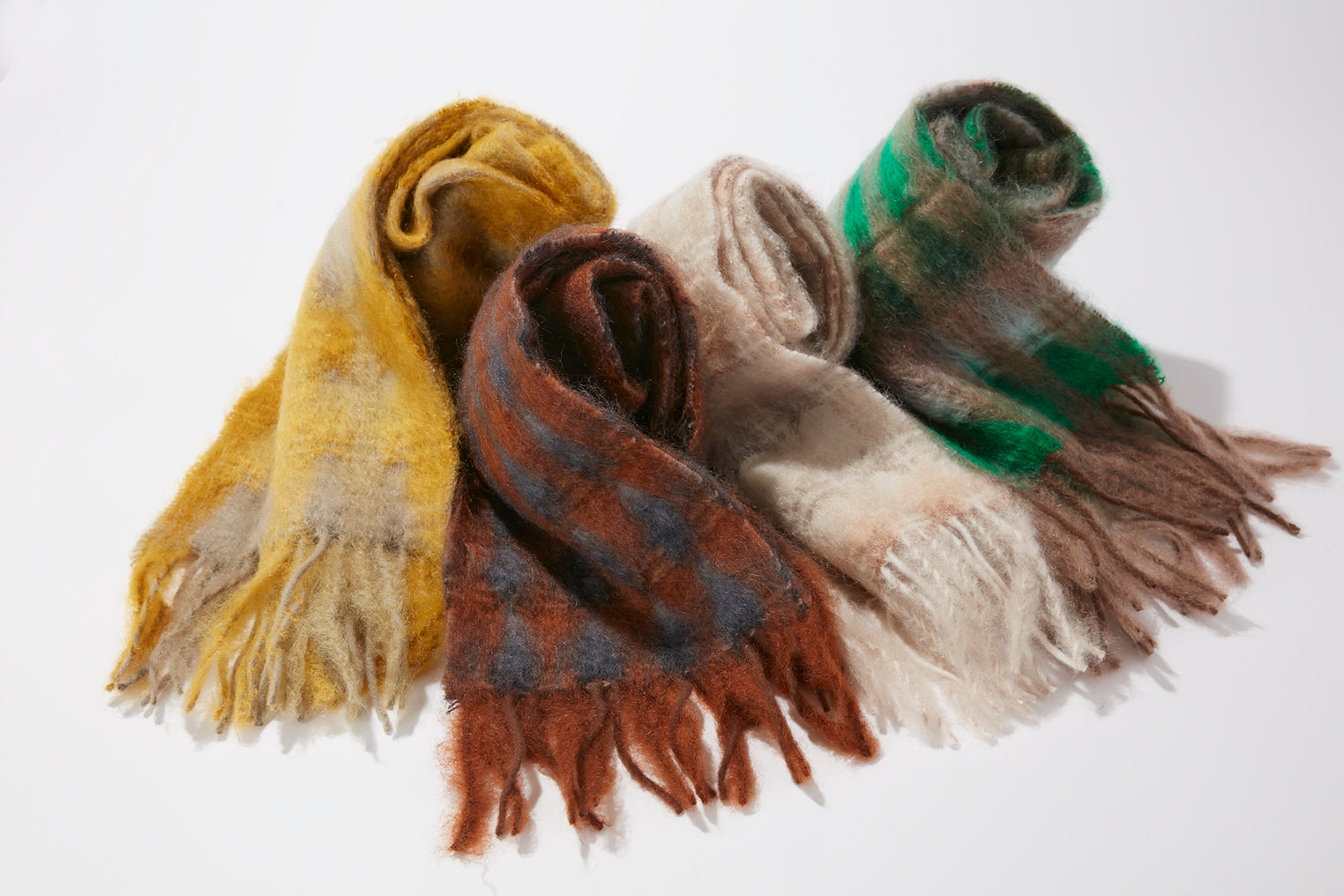 寒い季節に寄り添うふわふわのモヘアマフラー