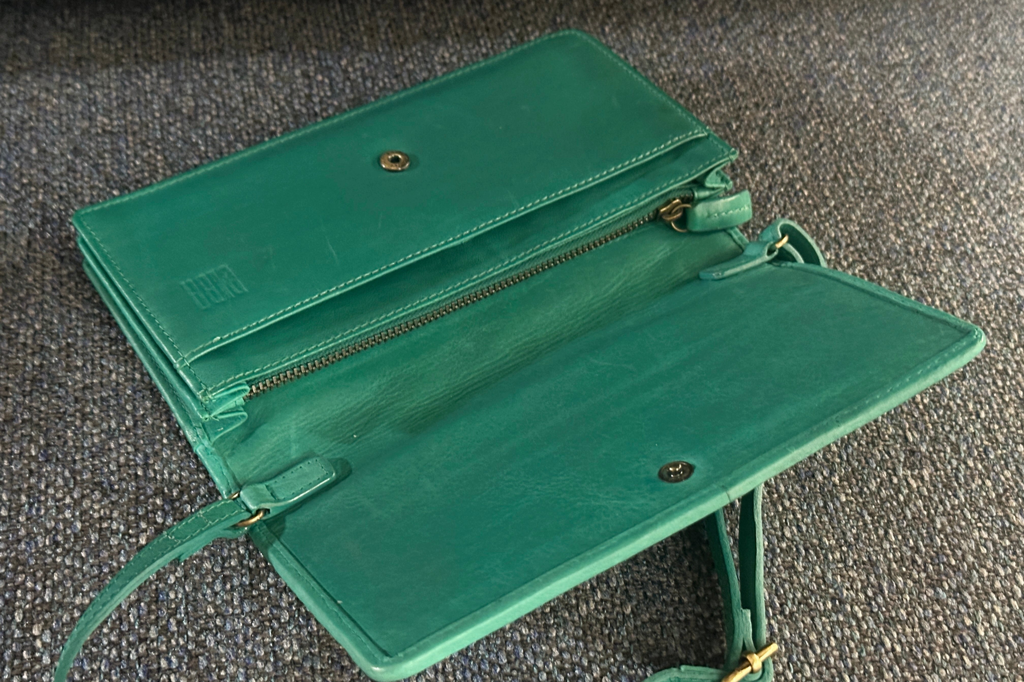 必要なものだけ美しく。BIBAクロスウォレットバッグ