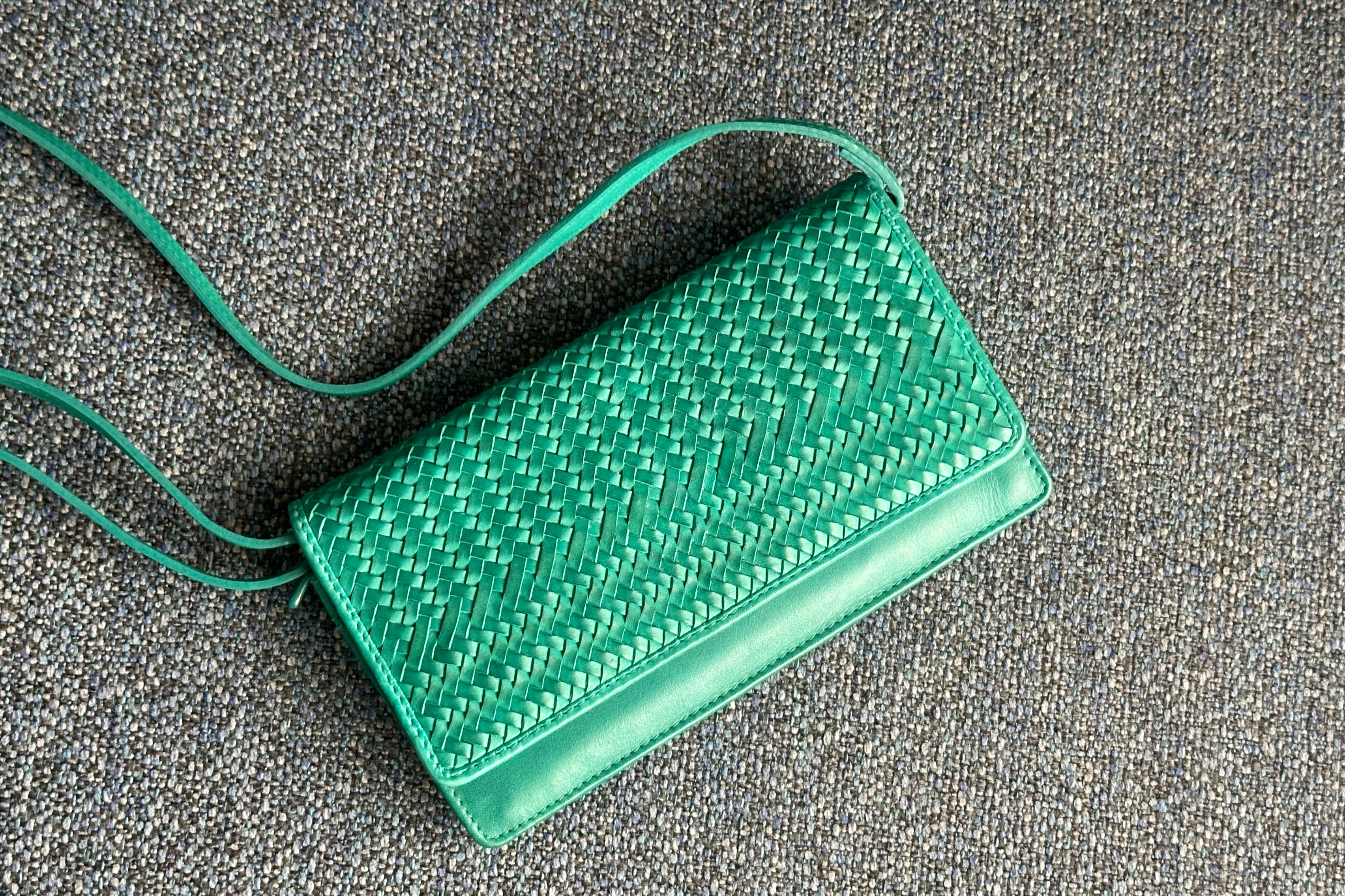 必要なものだけ美しく。BIBAクロスウォレットバッグ