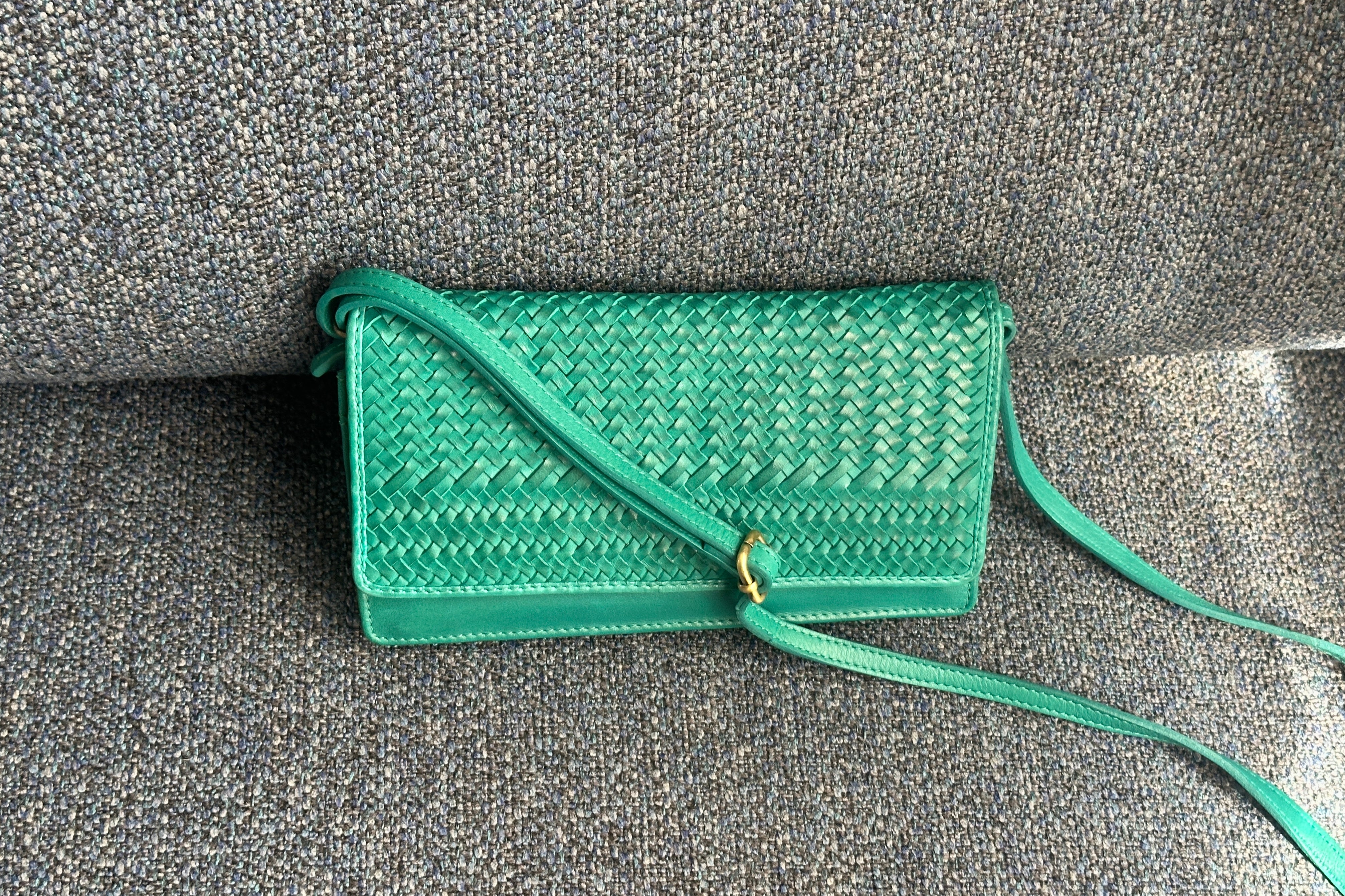 必要なものだけ美しく。BIBAクロスウォレットバッグ