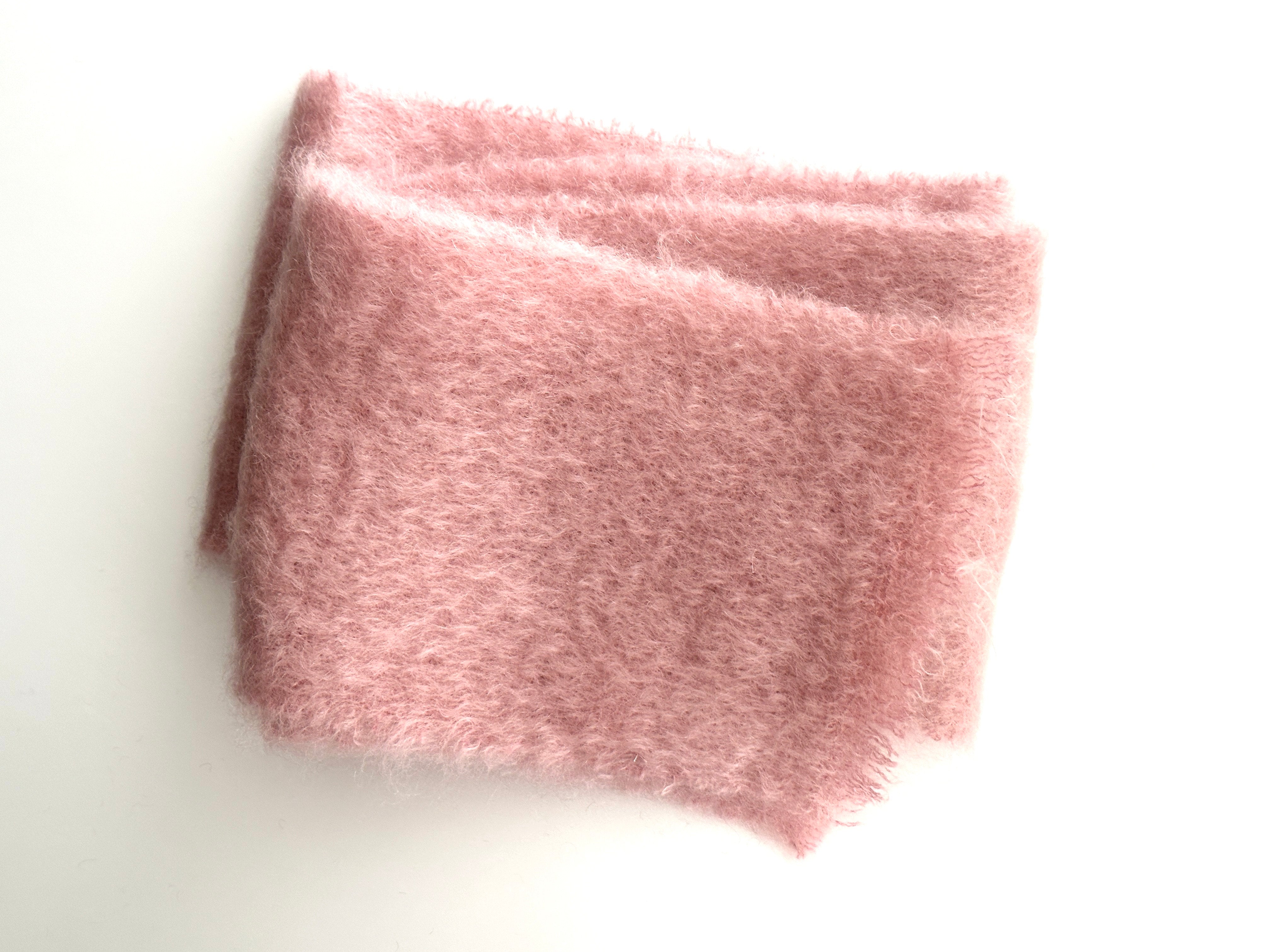 寒い季節に寄り添うふわふわのモヘアマフラー