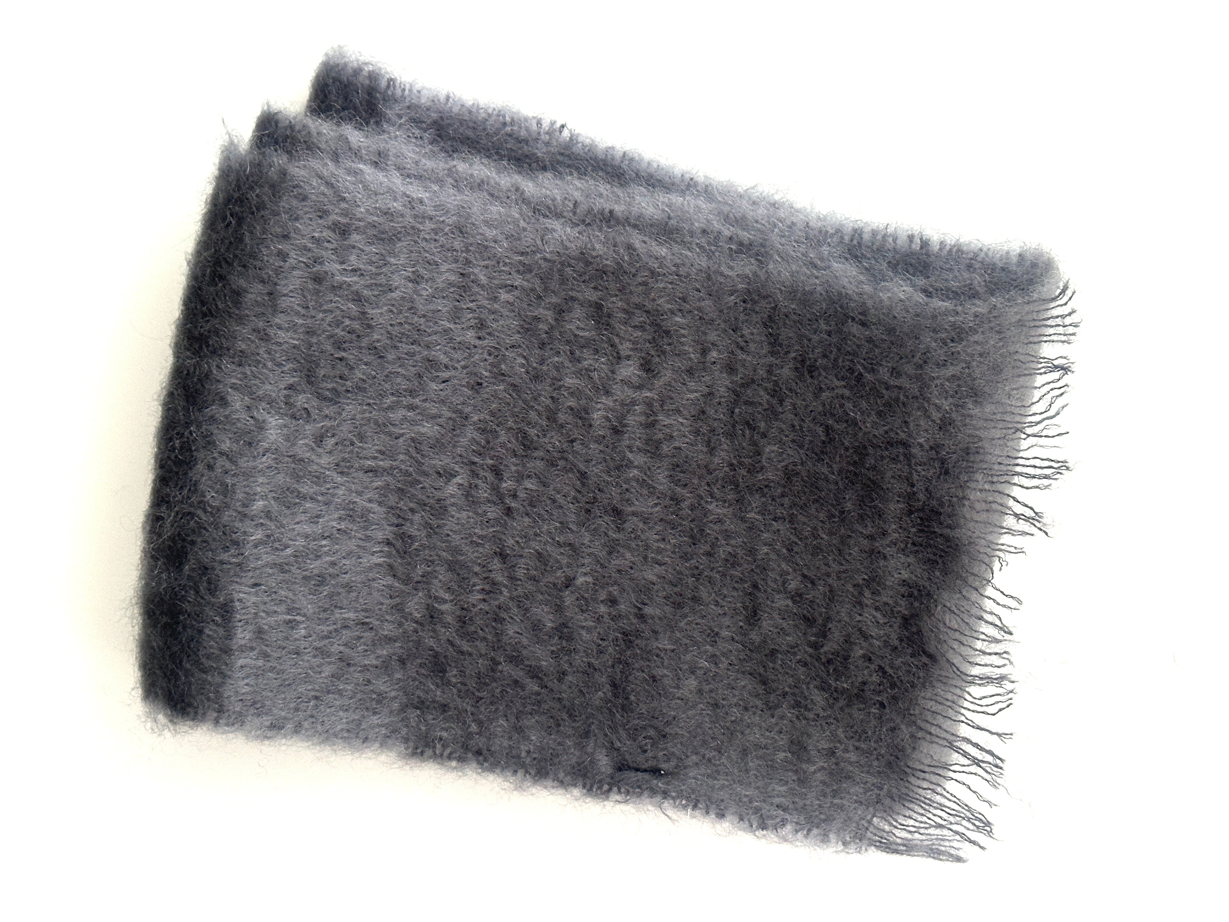 寒い季節に寄り添うふわふわのモヘアマフラー