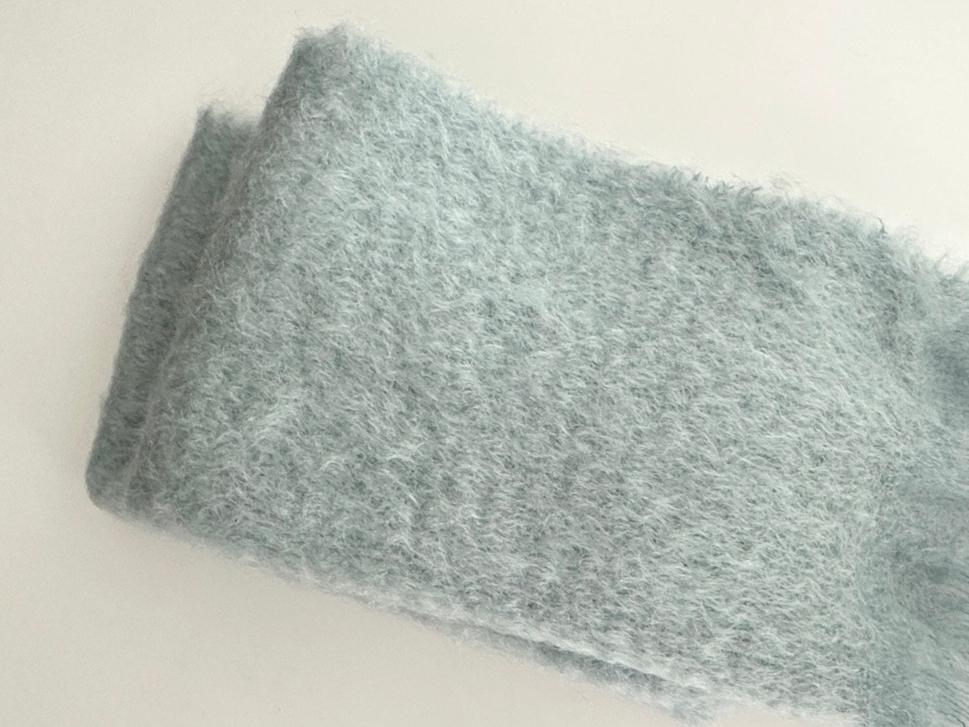 寒い季節に寄り添うふわふわのモヘアマフラー