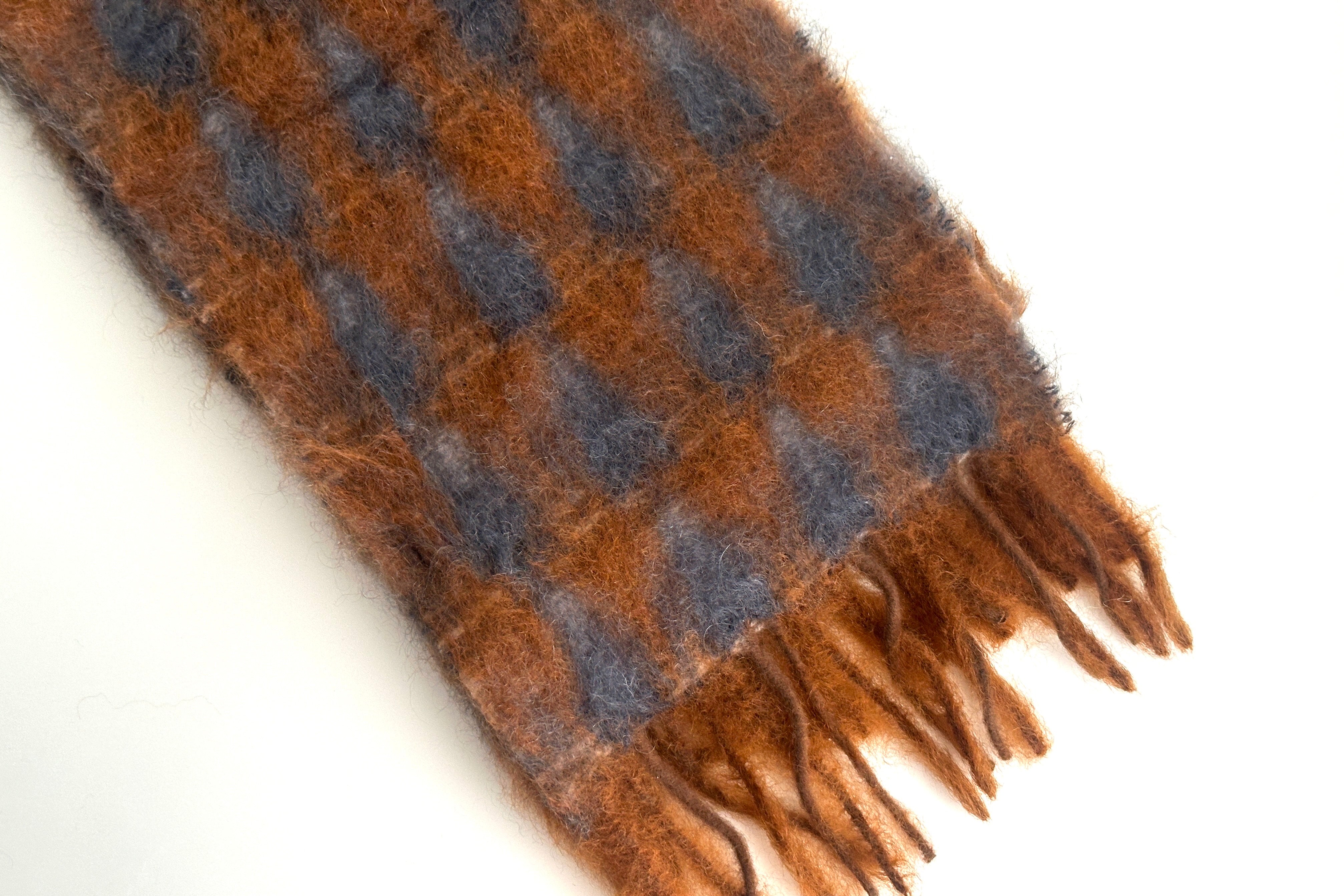 寒い季節に寄り添うふわふわのモヘアマフラー