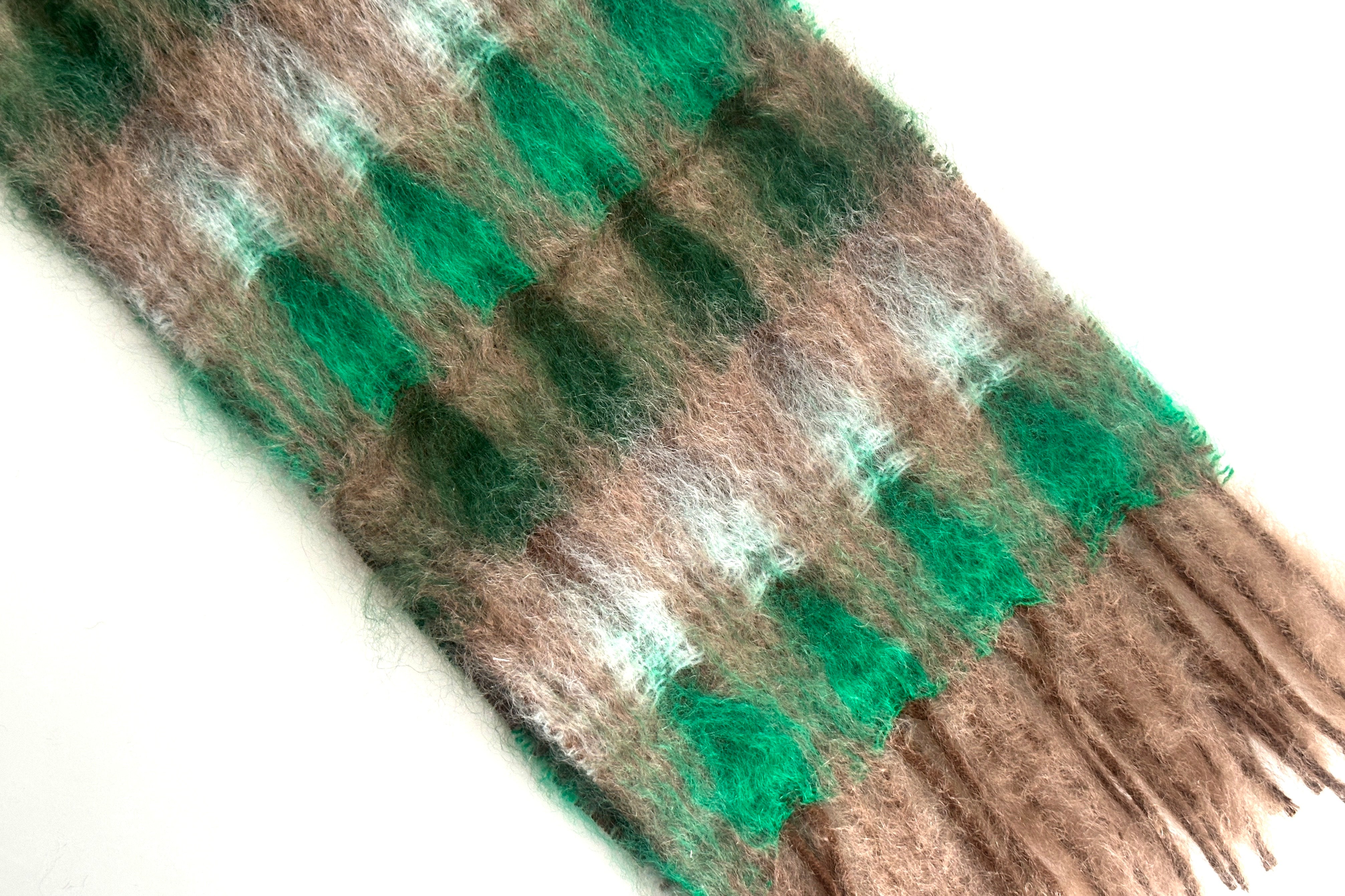 寒い季節に寄り添うふわふわのモヘアマフラー