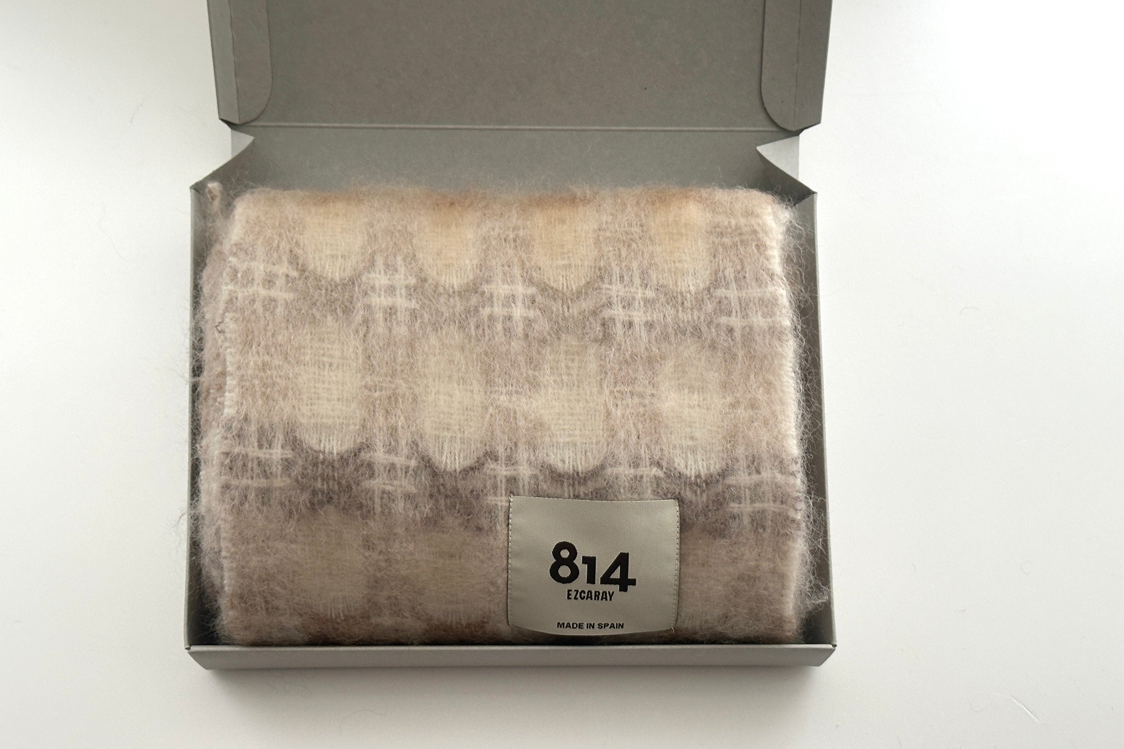 寒い季節に寄り添うふわふわのモヘアマフラー