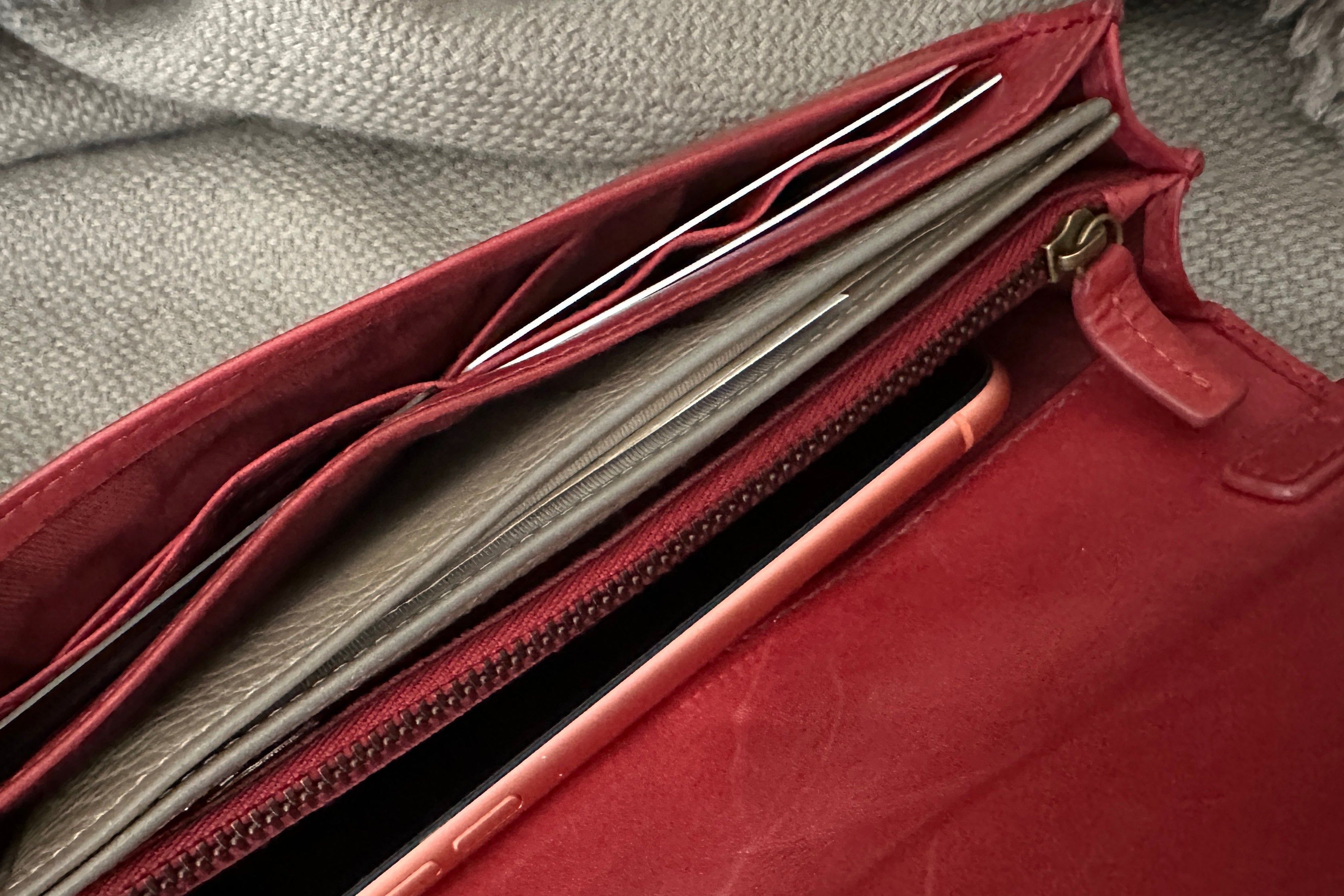 必要なものだけ美しく。BIBAクロスウォレットバッグ